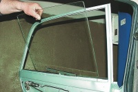 Стекло заднее опускное 2131 L с кронштейном